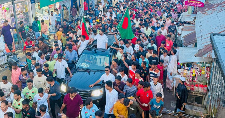 হাতিয়ায় তারেক রহমানের ৩১ দফার লিফলেট বিতরণে জনতার ঢল