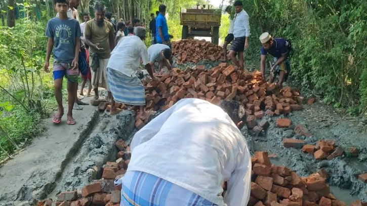 নোয়াখালীতে বিএনপি নেতার উদ্যোগে সড়ক সংস্কার