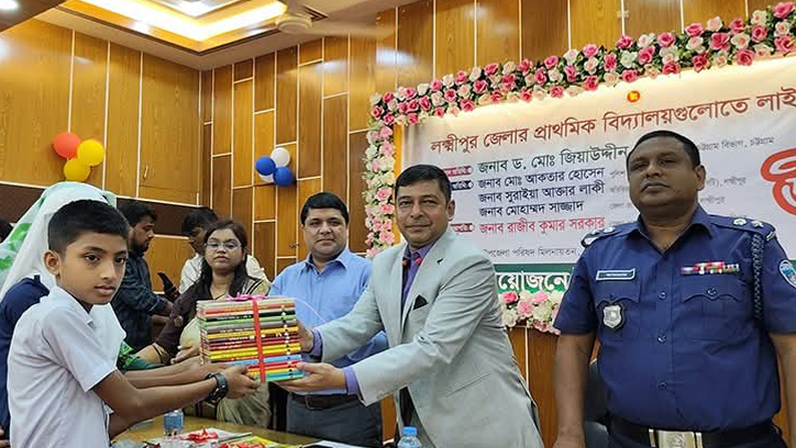 লক্ষ্মীপুরে ২৯২ প্রাথমিকের লাইব্রেরি কর্ণারের জন্য বই বিতরণ