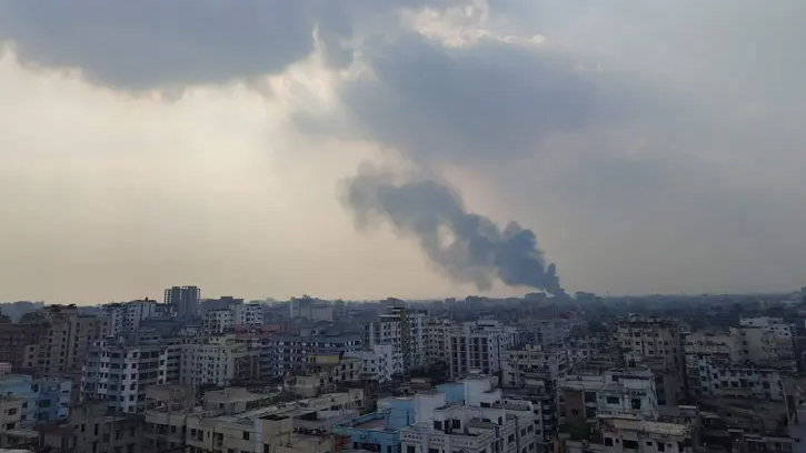 পুরান ঢাকার ইসলামবাগে প্লাস্টিক গোডাউনে অগ্নিকাণ্ড 