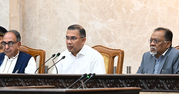 প্রধানমন্ত্রীর কার্যালয়ে কর্মকর্তা-কর্মচারীদের সঙ্গে মতবিনিময় করলেন তারেক রহমান
