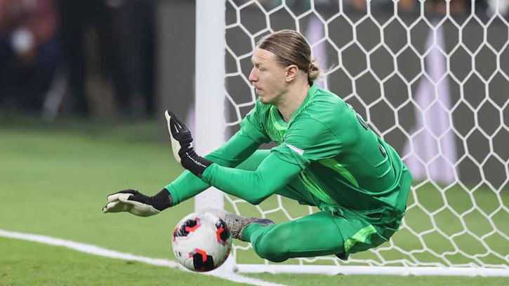 ইনজুরি উপেক্ষা করে দুই পেনাল্টি ঠেকালেন সাফানভ