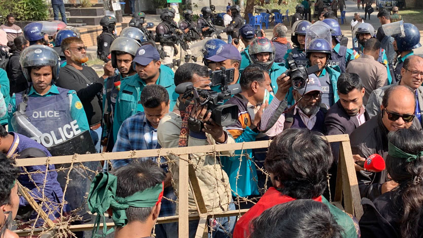 রাজশাহীতে ভারতীয় হাইকমিশন ঘেরাও বন্ধ, পুলিশের কঠোর নিরাপত্তা মোতায়েন 