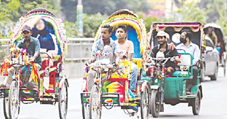 দুর্গাপূজা ও ছুটিতে ঢাকা ফাঁকা, মূল সড়কে রিকশার চলাচল বেড়ে গেছে