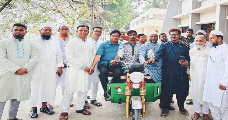 দুঃসময় কাটিয়ে ঘুরে দাঁড়ালেন আতিক, পেলেন নতুন রিকশা