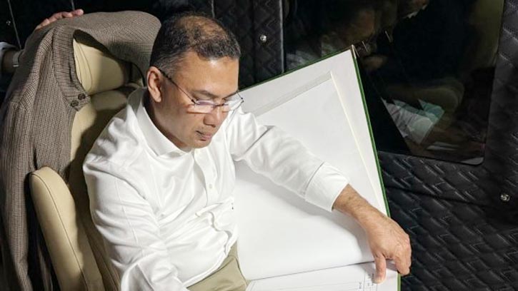 স্মৃতিসৌধের পরিদর্শন বইয়ে বাংলায় আজকের তারিখ লিখলেন তারেক রহমান