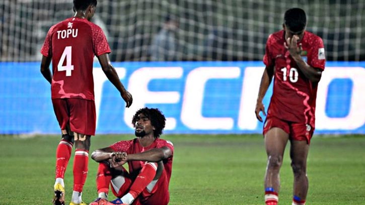 শেষ মুহূর্তের নাটকীয়তায় ৭ গোলের ম্যাচে হেরে গেল বাংলাদেশ