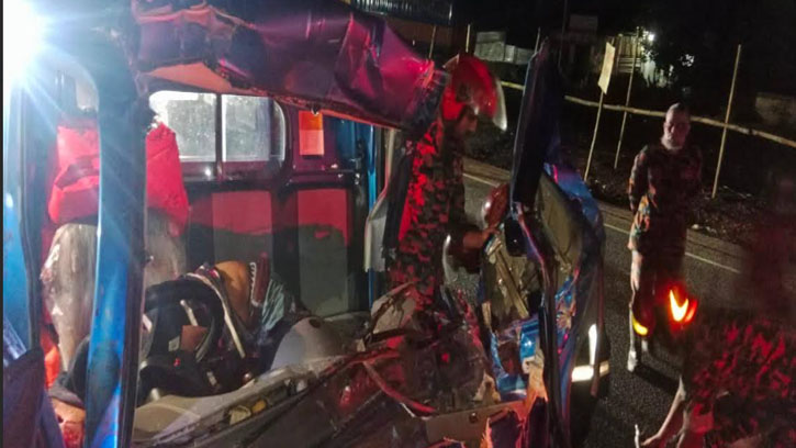 সীতাকুণ্ডে গাড়ির ধাক্কায় পিকআপভ্যানের চালকের মৃত্যু 