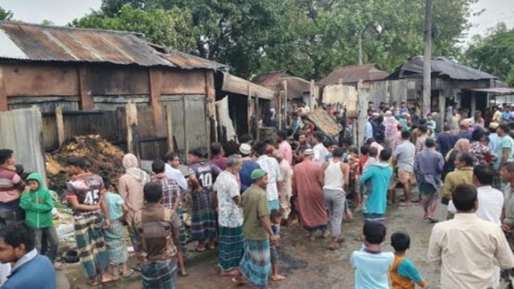 কুড়িগ্রামের কচাকাটা বাজারে অগ্নিকান্ড: ৮ ব্যবসা প্রতিষ্ঠান ভস্মীভূত