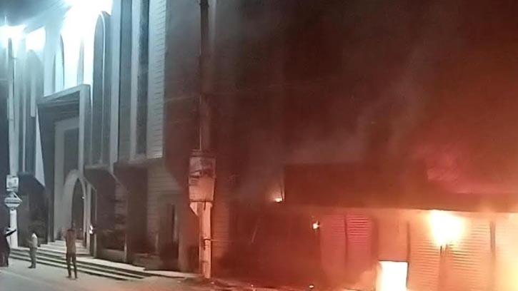 নোয়াখালীতে শর্ট সার্কিটের আগুনে পুড়লো ৯ দোকান  