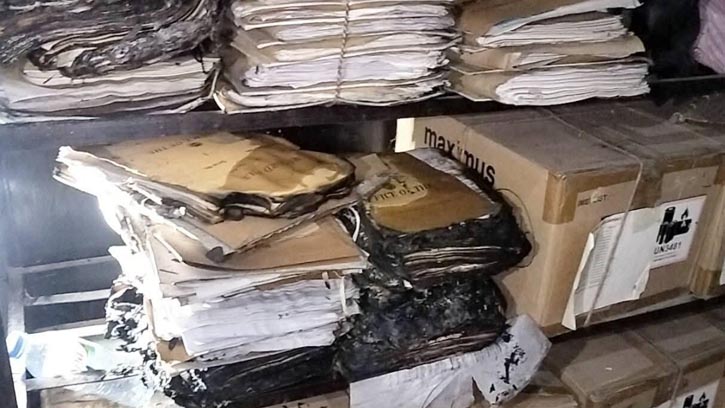 লক্ষ্মীপুরে নির্বাচন অফিসে পেট্রোল ঢেলে দুর্বৃত্তদের আগুন