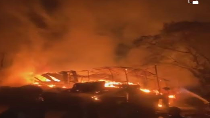 নোয়াখালীতে আগুনে পুড়ল ১১ দোকান ও ১টি কারখানা