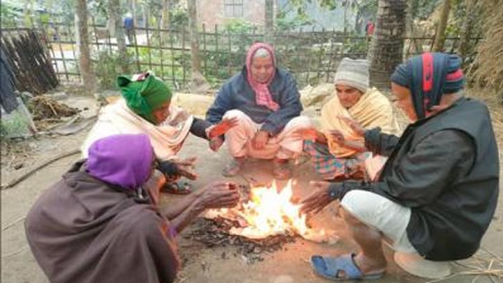 লক্ষ্মীপুরে শীতের হাহাকার, আগুনই ভরসা খেটে খাওয়া মানুষের