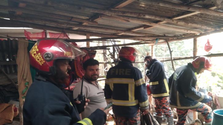 ছনদন্ডী গ্রামে রান্নাঘর থেকে বাড়িতে আগুন