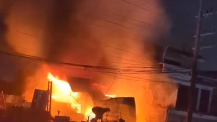 সীতাকুণ্ডে পুরাতন জাহাজের মালামালের দোকানে ভয়াবহ আগুন