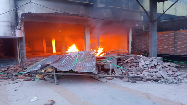 লক্ষ্মীপুরে সাবেক এমপি এডঃ নয়নের বাড়িতে ফের ভাংচুর-অগ্নিসংযোগ