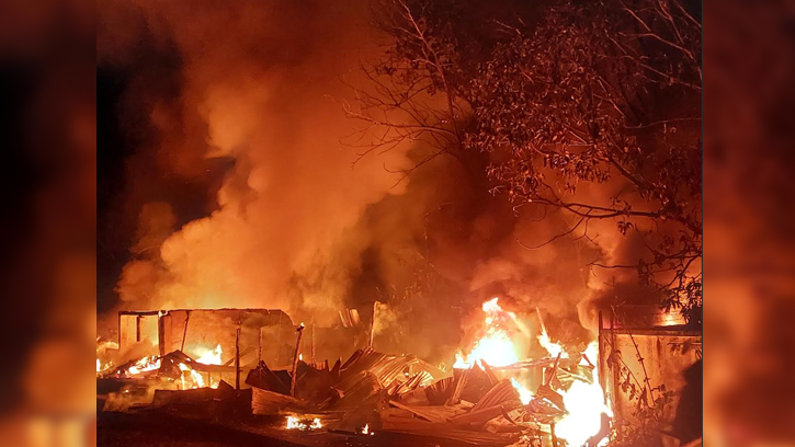 গুইমারার দোকানপট্টি আগুনে ছাই, ফায়ার সার্ভিসের অভাব নিয়ে ক্ষোভ