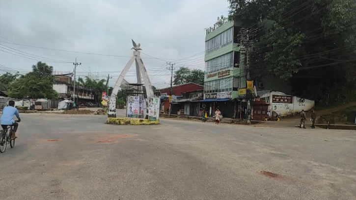 খাগড়াছড়ি-ঢাকা-চট্টগ্রাম সড়কে অবরোধ শিথিল, অন্যান্য সড়কে চলাচল বন্ধ