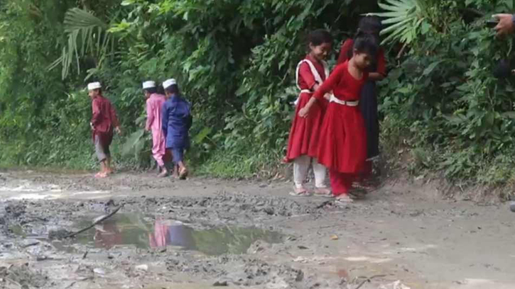 চর হুদ্রাখালি সড়কে নেই উন্নয়ন, থমকে যাচ্ছে শিশুদের ভবিষ্যৎ