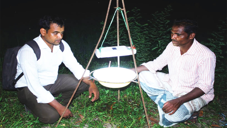 রাঙ্গুনিয়ায় ধানক্ষেতে পোকা দমনে আলোক ফাঁদ স্থাপন শুরু