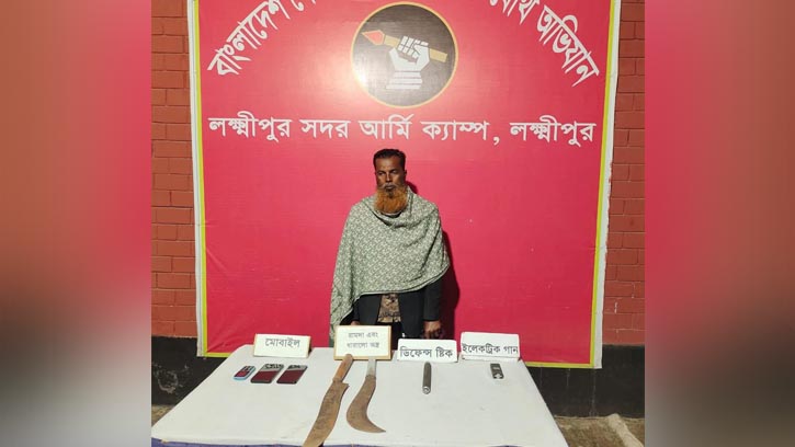 যৌথবাহিনীর অভিযানে দেশীয় অস্ত্রসহ গ্রেফতার ১