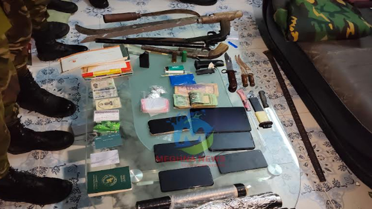 লক্ষ্মীপুরে অস্ত্রসহ ৩ যুবক আটক