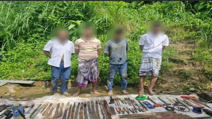 সীতাকুন্ডে দেশীয় অস্ত্র ও গোলাবারুদ সহ আটক ৪