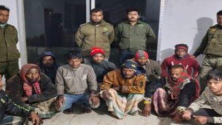 সুন্দরবনে ট্রলার-নৌকা ও জালসহ ১১ জেলে আটক