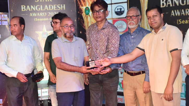 স্টার বাংলাদেশ অ্যাওয়ার্ড পেলেন সাংবাদিক এস এম আওলাদ হোসেন