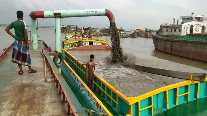 চাঁদপুরের মেঘনায় অবৈধভাবে বালু উত্তোলন, হুমকিতে বেড়িবাঁধ