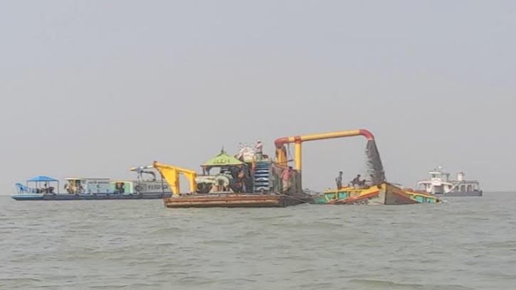 মেঘনায় অভিযানে ড্রেজার জব্দ, ধরাছোঁয়ার বাইরে বালু মালিকরা