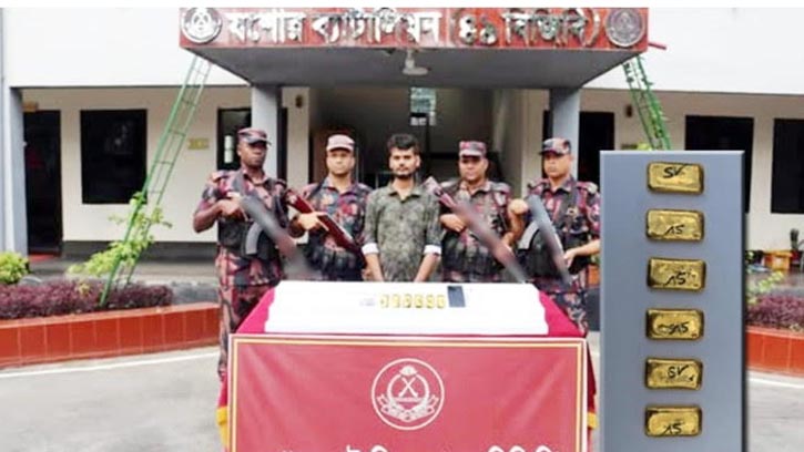 যশোরে ছয়টি স্বর্ণের বারসহ পাচারকারী আটক