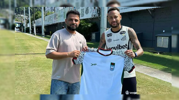 প্রবাসী বাংলাদেশির দেওয়া জার্সি হাতে নেইমার
