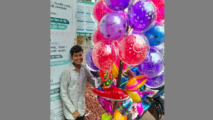 রঙিন বেলুনে ভরা লক্ষ্মীপুরের রায়হানের জীবন সংগ্রামের গল্প 