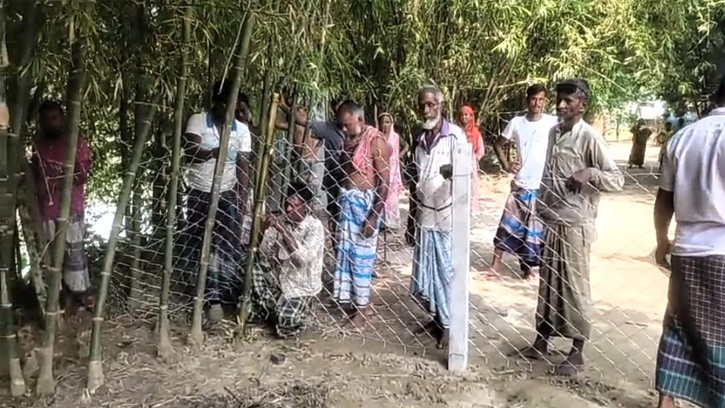 প্রবাসীর ফলের বাগানের বেড়া ভেঙ্গে দিয়ে প্রাণনাশের হুমকী