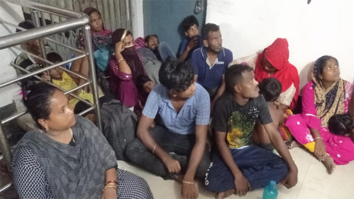 সাতক্ষীরায় সীমান্তে আটক ১৫ বাংলাদেশি বিজিবির কাছে হস্তান্তর