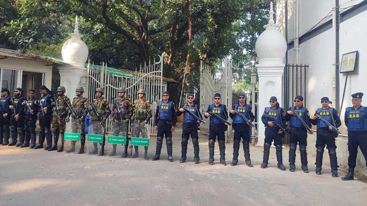 মানবতাবিরোধী মামলায় রায় ঘোষণার পর ট্রাইব্যুনাল প্রাঙ্গণে কড়া নজরদারি