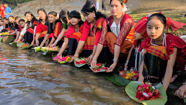 ফুল ভাসিয়ে নতুন বছর বরণে বিজু উৎসব শুরু