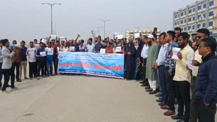 নবম পে স্কেলের দাবীতে পায়রা বন্দরের কর্মকর্তা-কর্মচারীদের কর্মবিরতি