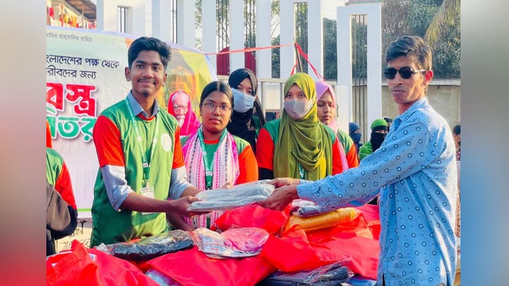 হাটহাজারীতে ক্লিন বাংলাদেশের বস্ত্র বিতরণ কর্মসূচি