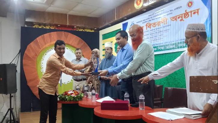 কুড়িগ্রামে কৃতি শিক্ষার্থীদের মাঝে ক্রেস্ট ও পুরস্কার বিতরণ