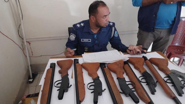 কবরে বস্তাবন্দি ব্যাগে মিলল একনলা বন্দুক-পাইপগান