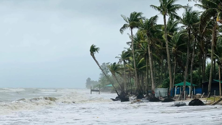 টেকনাফ-সেন্টমার্টিনে অস্বাভাবিক জোয়ার: শতাধিক বসতঘর প্লাবিত