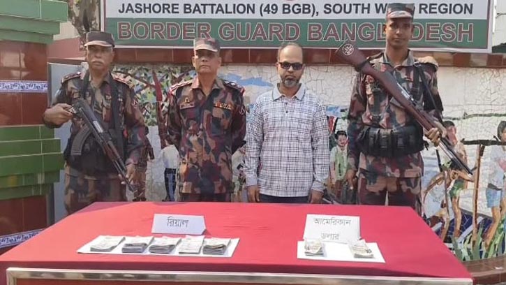 বৈদেশিক মুদ্রাসহ বাংলাদেশী যাত্রী আটক