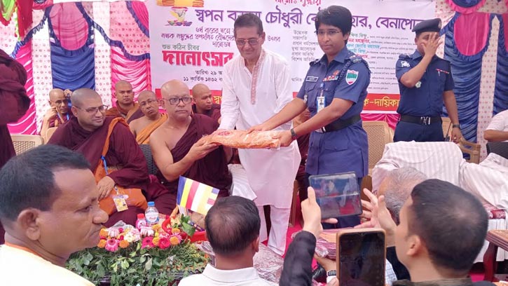 বেনাপোলে বৌদ্ধ ধর্মাবলম্বীদের কঠিন চীবর দানোৎসব সম্পন্ন