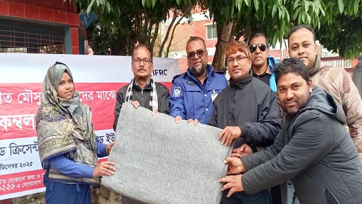 পঞ্চগড়ে গ্রাম পুলিশদের মাঝে শীতবস্ত্র বিতরণ