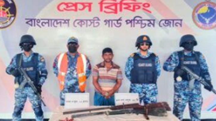 সুন্দরবনের বনদস্যু বাহিনীর প্রধান অস্ত্র-গুলিসহ আটক
