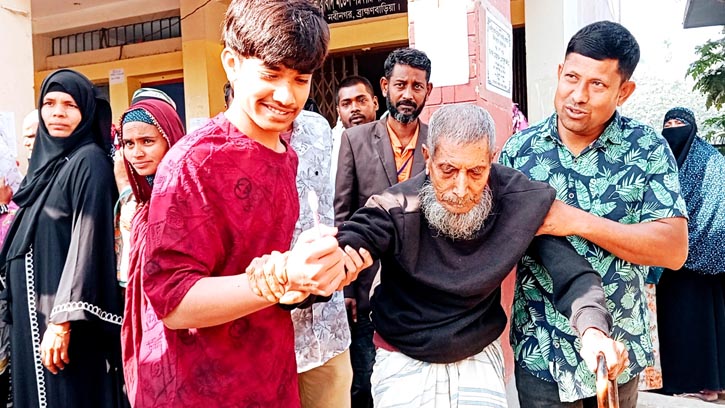 আলিয়াবাদ কেন্দ্রে শতবর্ষী বৃদ্ধের ভোটাধিকার প্রয়োগ