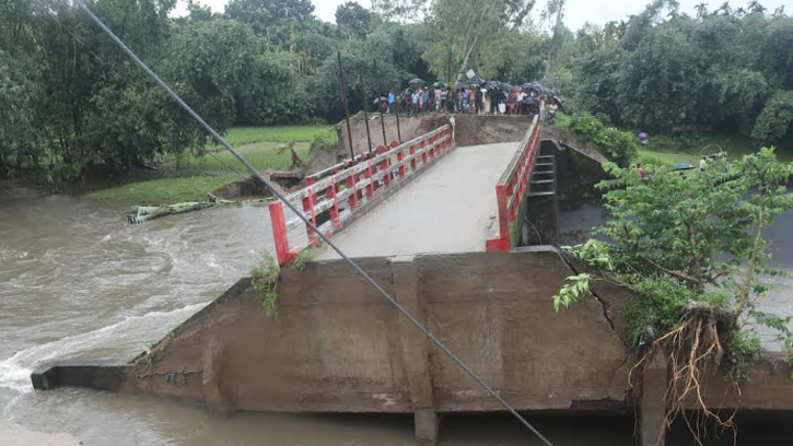 বৃষ্টির পানিতে ভেঙে গেল ব্রিজ: চরম দুর্ভোগে হাজারো মানুষ 