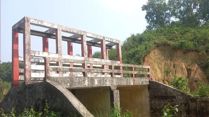 দুইটি স্লুইস গেট যেন কৃষকদের গলার কাটা